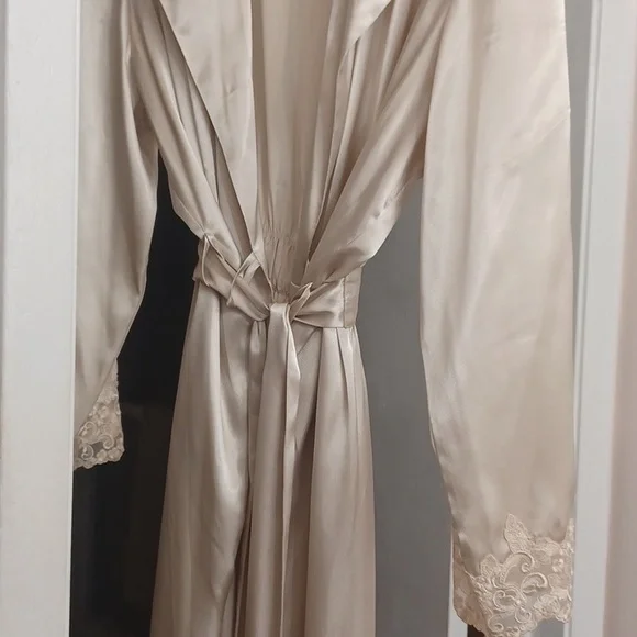 Jaclyn Smith Robe - Picture 8 of 8
